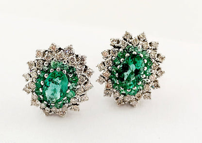 Orecchini ovali in Oro Bianco con doppio giro di Diamanti ct 0,48 e doppio giro di Smeraldi 1,75 ct 18 kt (750)