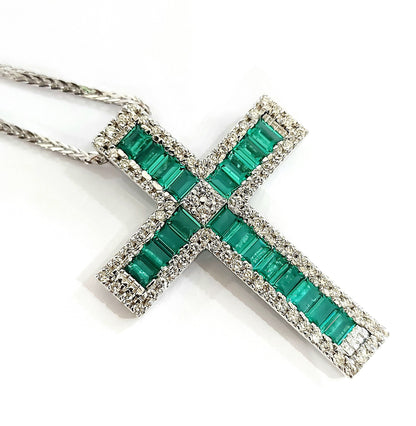Collana pendente Croce  con Diamanti 0,90 ct e Smeraldi Baguette 2,10 ct in Oro 18 kt (750)