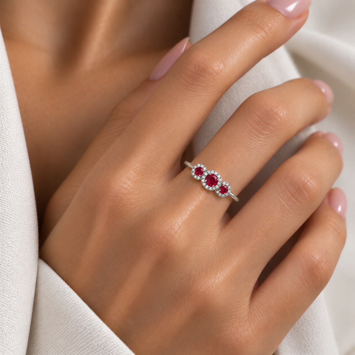 Anello trilogy magic con diamanti ct 0,24 e rubini ct 0,45 in oro bianco 18kt (750)
