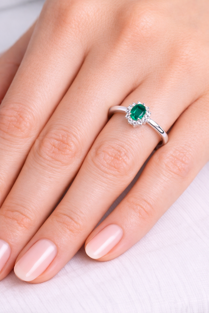 Anello con Smeraldo Ovale ct 0,40 e Diamanti ct 0,10 in oro bianco 18kt (750)