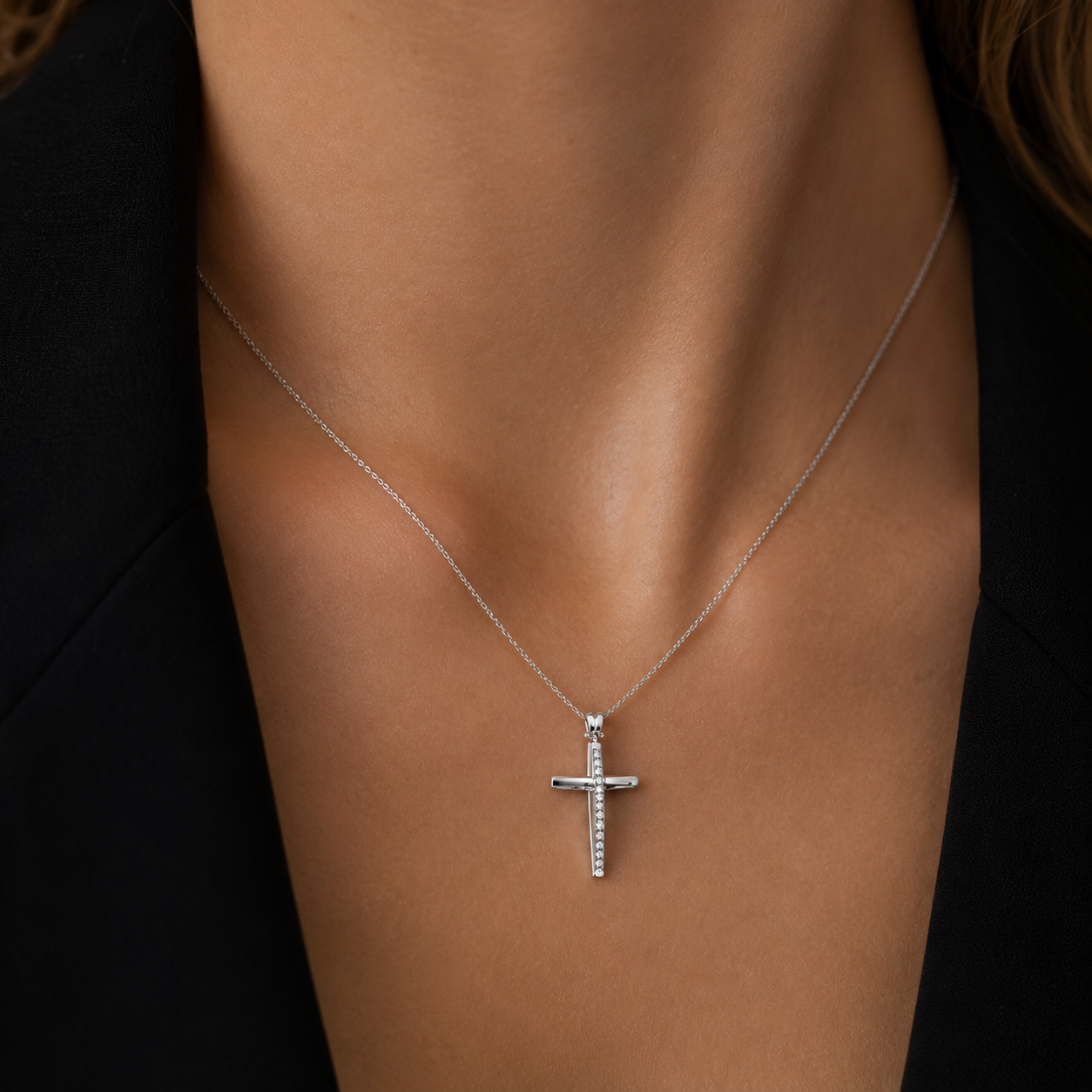 Collana Croce con diamanti ct 0.10 in oro bianco 18kt (750)