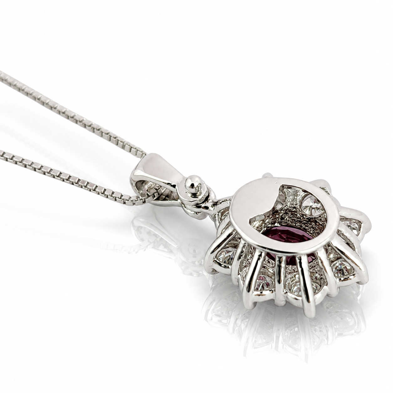 Collana fiore con diamanti ct 0,30 e rubino ct 0,48 in oro bianco 18kt (750)