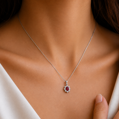 Collana fiore con diamanti ct 0,30 e rubino ct 0,48 in oro bianco 18kt (750)