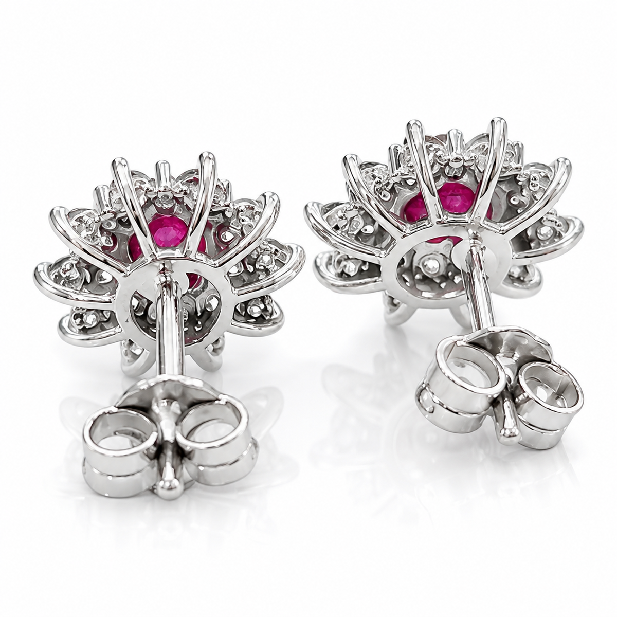 Orecchini con diamanti ct 0,30 e rubini ovali ct 0.35 in oro bianco 18kt (750)