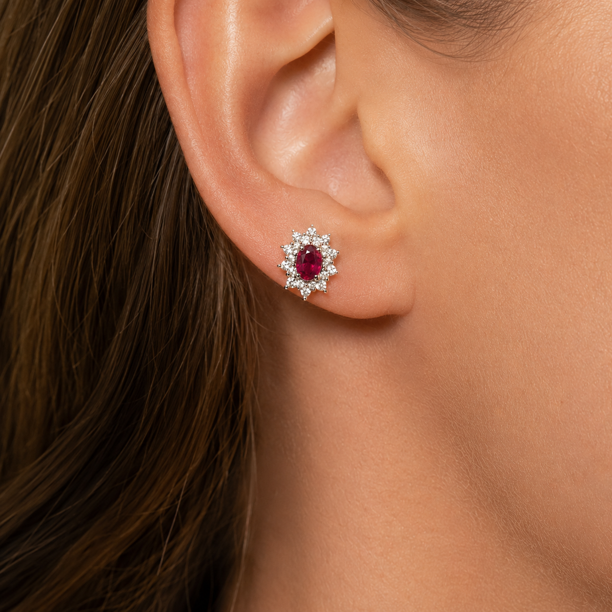 Orecchini con diamanti ct 0,30 e rubini ovali ct 0.35 in oro bianco 18kt (750)