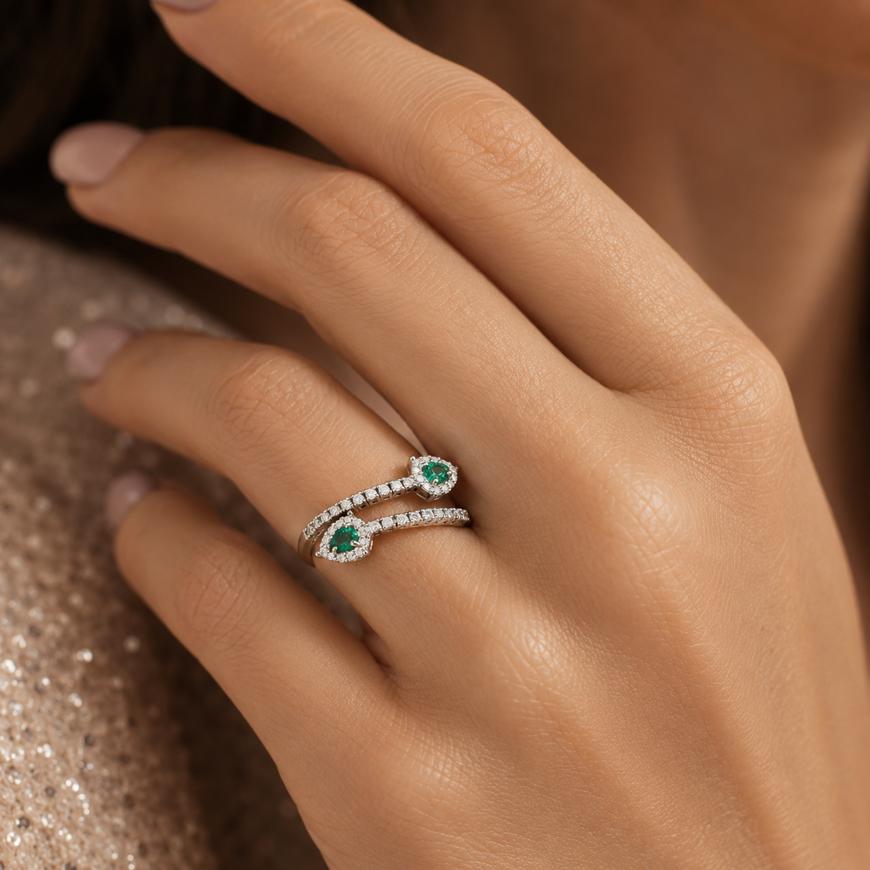 Anello contrarié "Astralia" con diamanti ct 0,50 e smeraldi a goccia ct 0,60 in oro bianco 18kt (750)
