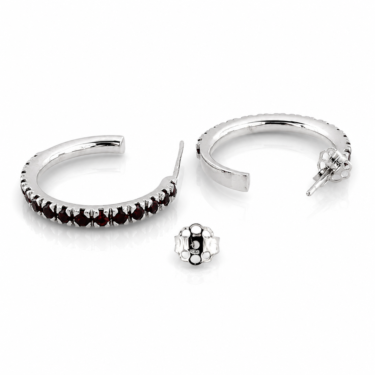 Orecchini semicerchio con rubini ct 2,40 in oro bianco 18kt (750)