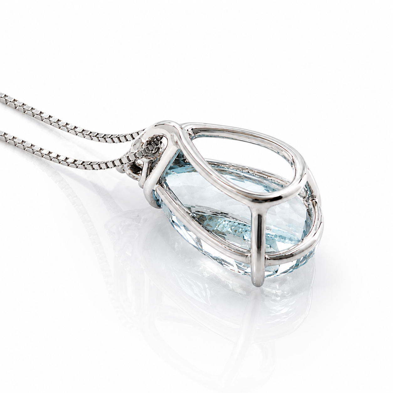 Collana con acquamarina ct 3,12 e Diamante ct 0,09 in oro bianco 18kt (750)