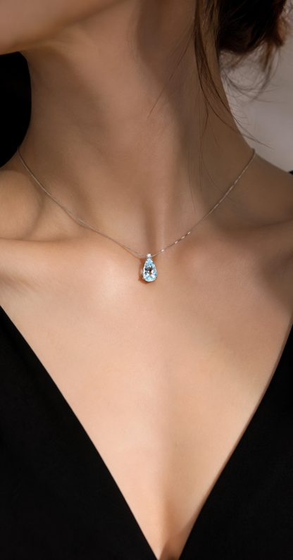 Collana con acquamarina ct 3,12 e Diamante ct 0,09 in oro bianco 18kt (750)