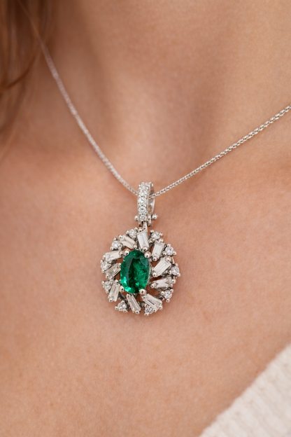 Collana con pendente ovale con Diamanti 0,45 ct Smeraldo 0,63 ct in oro bianco 18kt (750)
