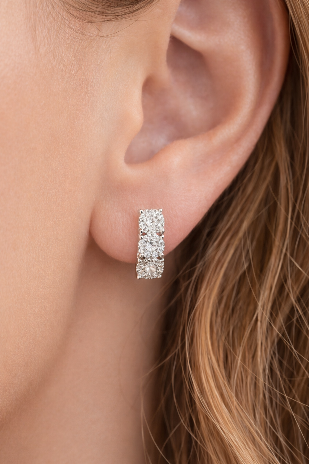 Orecchini modello magic trilogy curvi con Diamanti ct 0,55 in oro bianco 18kt (750)