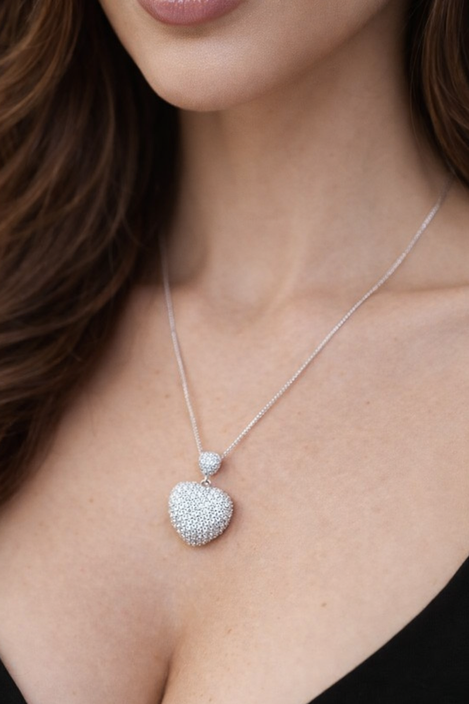 Collana con pendente a cuore bombato impreziosita da diamanti bianchi ct 1,85 in oro bianco 18kt (750)