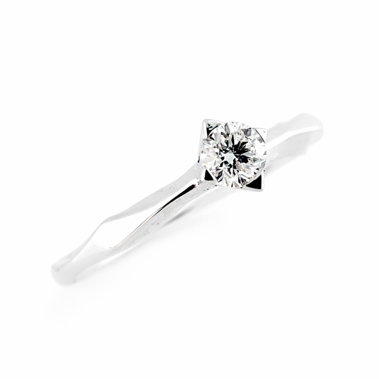 Anello Solitario spigoloso con diamante Ct 0,20 in oro bianco 18kt (750)
