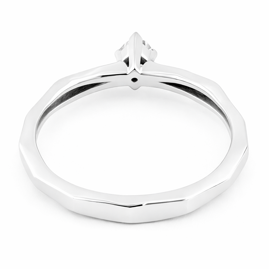 Anello Solitario spigoloso con diamante Ct 0,20 in oro bianco 18kt (750)