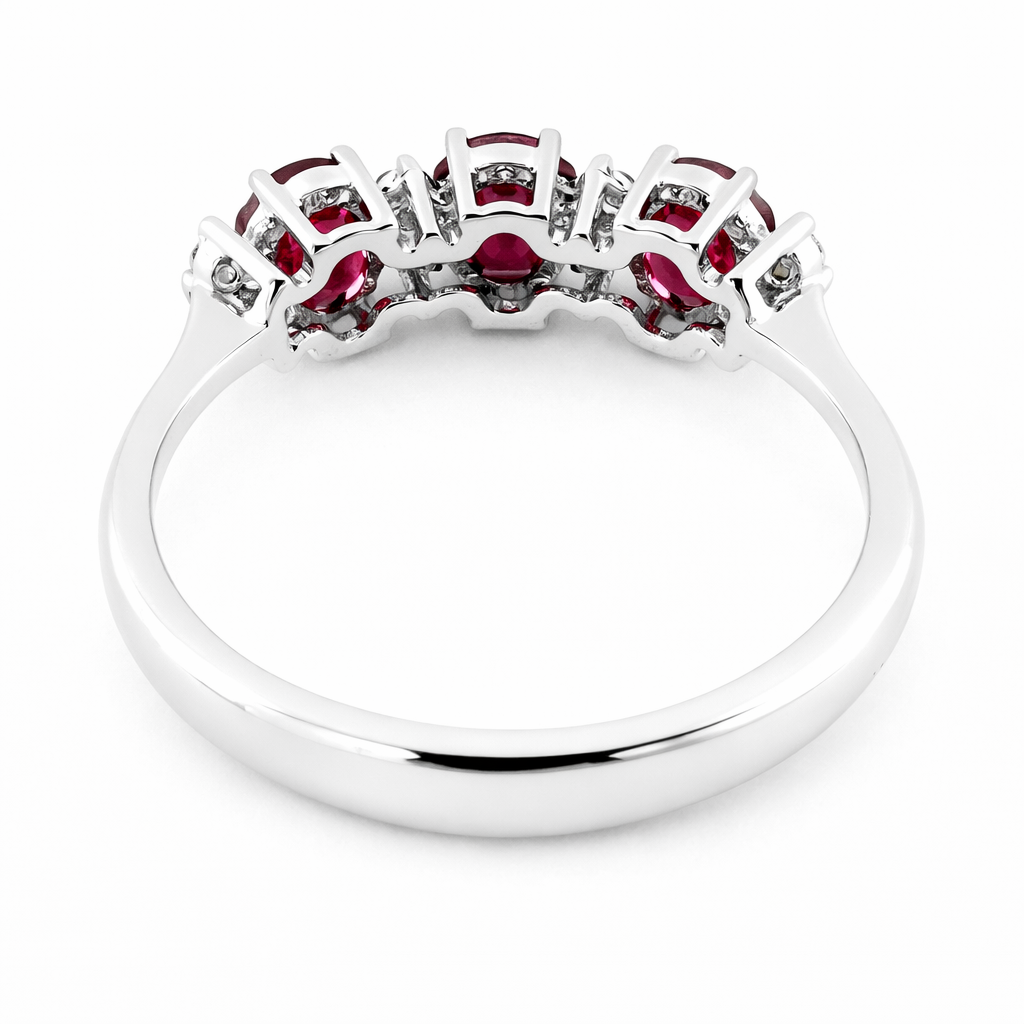 Anello trilogy con rubino ovale ct 1,15 e Diamanti ct 0,10 in oro bianco 18kt (750)