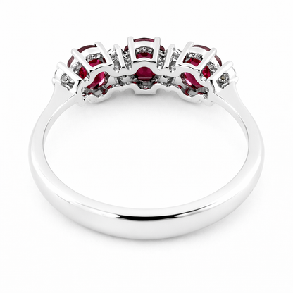 Anello trilogy con rubino ovale ct 1,15 e Diamanti ct 0,10 in oro bianco 18kt (750)