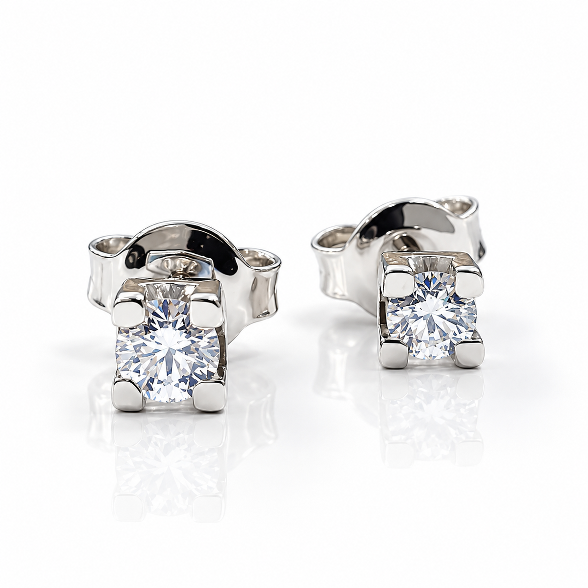 Orecchini punto luce tornito con diamanti ct 0,60 in oro bianco 18Kt (750)