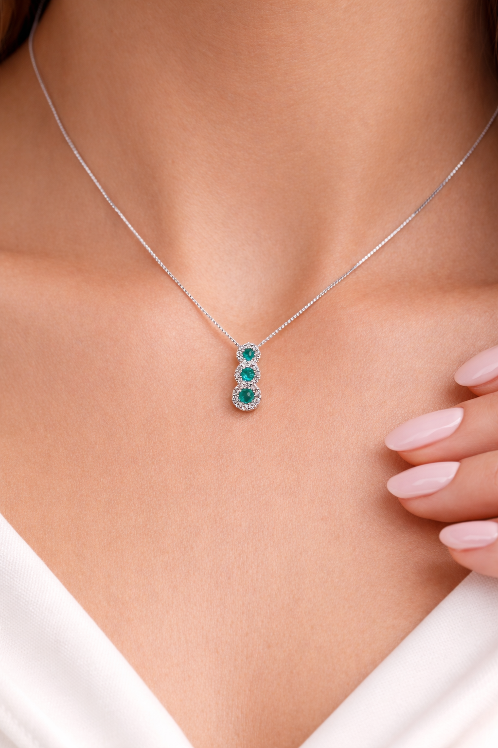 Collana con pendente trilogy con smeraldi ct 0,60 e diamanti ct 0,22 in oro bianco 18kt (750)