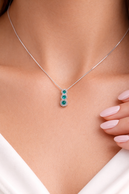 Collana con pendente trilogy con smeraldi ct 0,60 e diamanti ct 0,22 in oro bianco 18kt (750)
