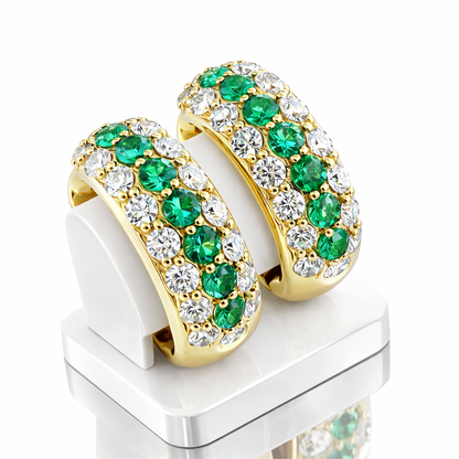 Orecchini a cerchio bombati in pavé di diamanti ct 0,35 e smeraldi ct 0,46 in oro giallo 18 kt (750)