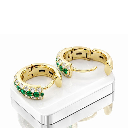 Orecchini a cerchio bombati in pavé di diamanti ct 0,35 e smeraldi ct 0,46 in oro giallo 18 kt (750)
