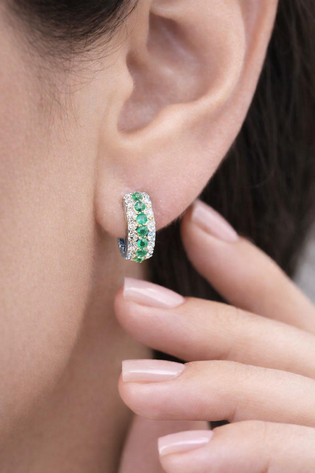 Orecchini a cerchio bombati con pavé di diamanti ct 0,50 e smeraldi ct 0,60 in oro bianco 18kt (750)