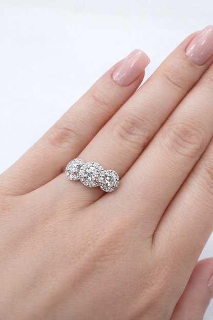 Anello trilogy con pavé di diamanti da 0,71 ct in oro bianco 18 kt (750) certificato HRD Antwerp
