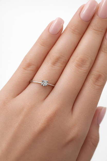 Anello solitario mod. Tiffany con diamante ct 0,14 in oro bianco 18kt (750) certificato HRD Antwerp