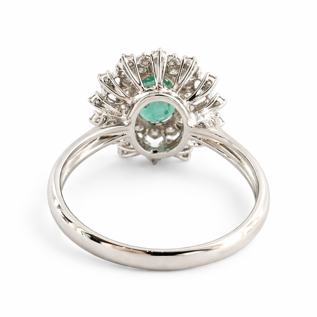 Anello con Smeraldo Ovale ct 0,80 e Diamanti ct 0,60 in oro bianco 18kt (750)