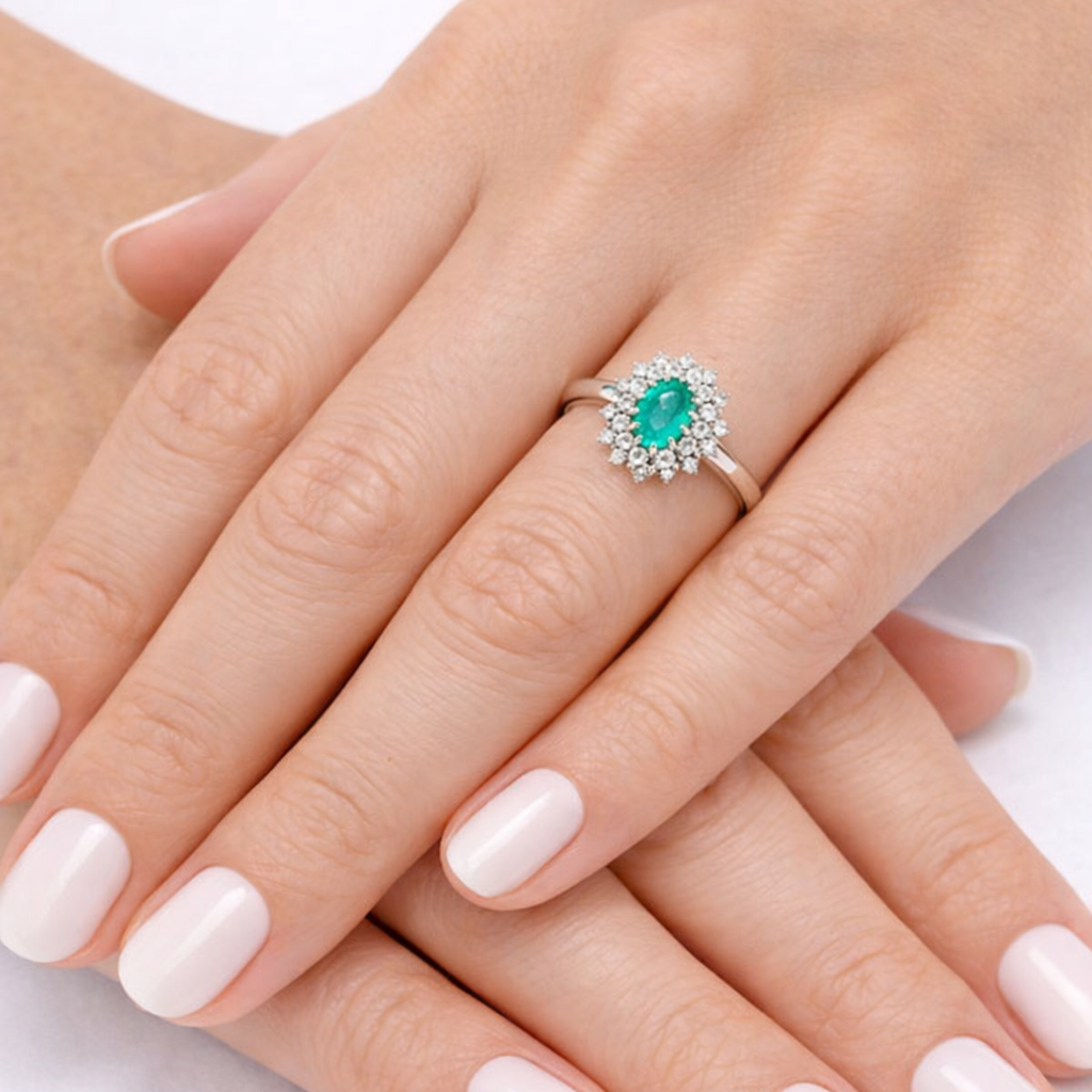 Anello con Smeraldo Ovale ct 0,80 e Diamanti ct 0,60 in oro bianco 18kt (750)