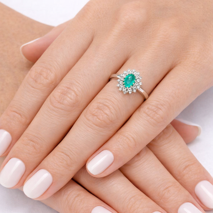 Anello con Smeraldo Ovale ct 0,80 e Diamanti ct 0,60 in oro bianco 18kt (750)