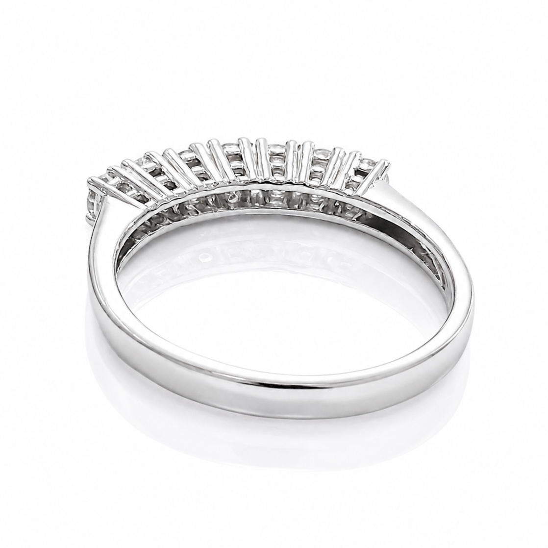 Anello veretta con 7 diamanti ct 0,56 ct in oro bianco 18kt (750)