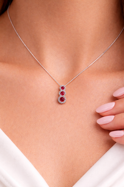 Collana con pendente trilogy magic con rubini ct 0,60 e diamanti ct 0,22 in oro bianco 18kt (750)