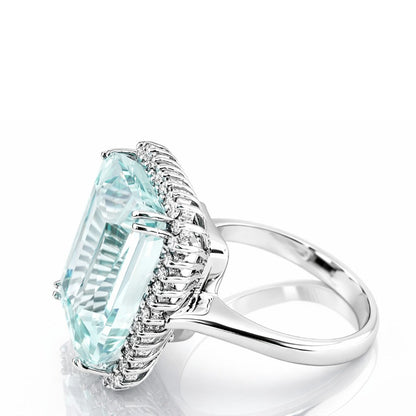 Anello acquamarina ct 7,60 e contorno di Diamanti ct 0,20 in oro bianco 18kt (750)