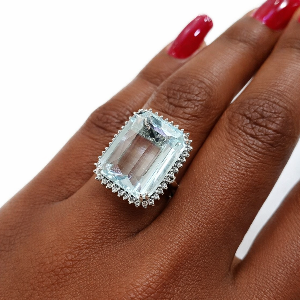 Anello acquamarina ct 7,60 e contorno di Diamanti ct 0,20 in oro bianco 18kt (750)