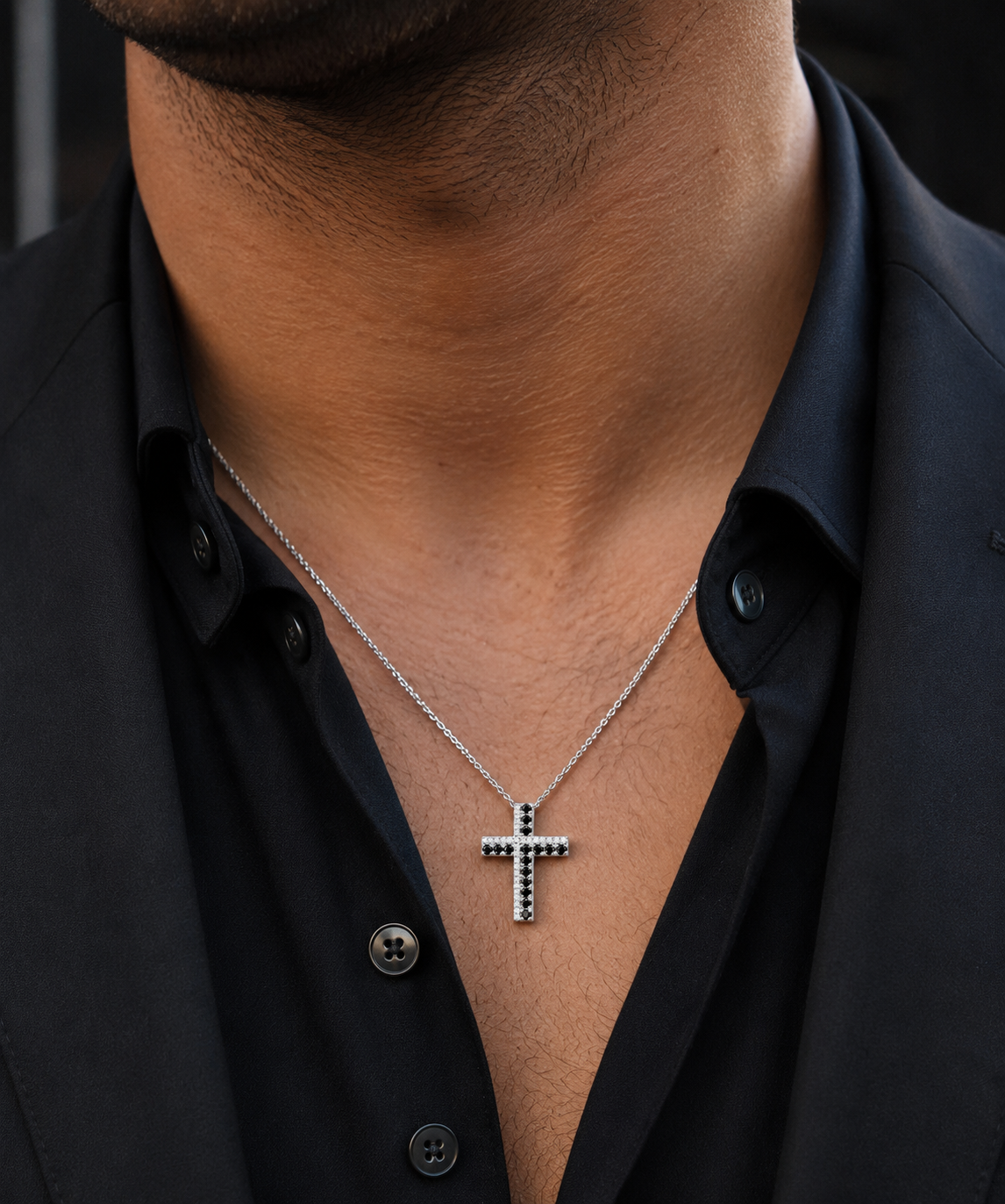 Collana croce diamanti bianchi ct 0,28 e diamanti neri ct 0,32 in oro bianco 18kt (750)