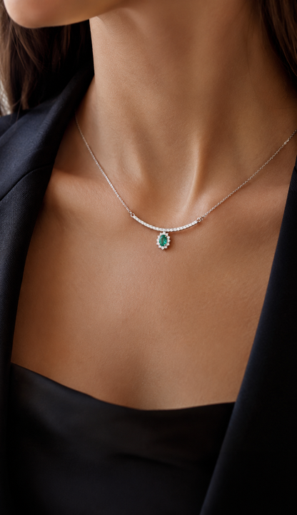 Collana "sorriso" pendente con smeraldo ct 0,42 e diamanti ct 0,52 in oro bianco 18kt (750)