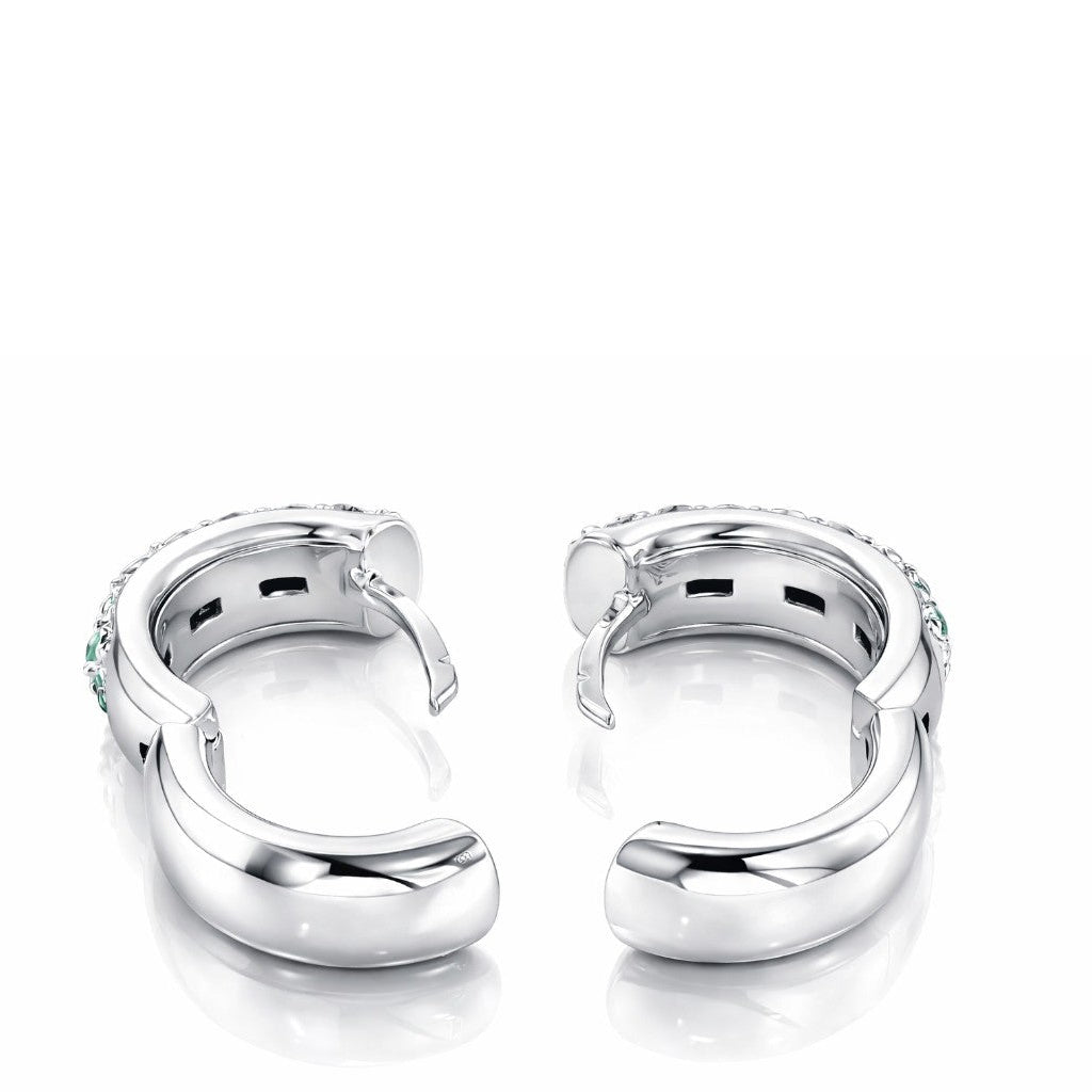 Orecchini a cerchio bombati con pavé di diamanti ct 0,50 e smeraldi ct 0,60 in oro bianco 18kt (750)