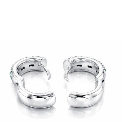 Orecchini a cerchio bombati con pavé di diamanti ct 0,50 e smeraldi ct 0,60 in oro bianco 18kt (750)