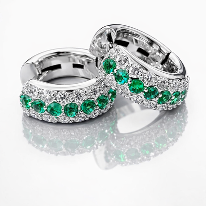 Orecchini a cerchio bombati con pavé di diamanti ct 0,50 e smeraldi ct 0,60 in oro bianco 18kt (750)