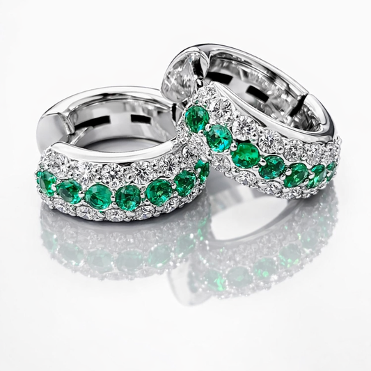 Orecchini a cerchio bombati con pavé di diamanti ct 0,50 e smeraldi ct 0,60 in oro bianco 18kt (750)