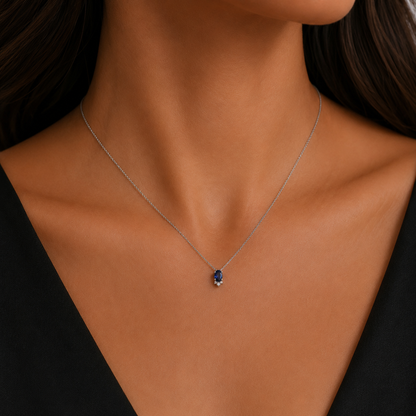 Collana pendente zaffiro ovale ct 0,61 e diamanti ct 0,04 in oro bianco 18kt (750)
