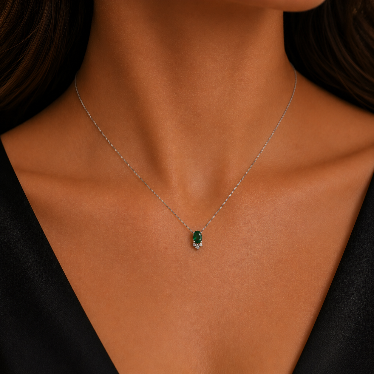 Collana pendente smeraldo ovale ct 0,40 e diamanti ct 0,04 in oro bianco 18kt (750)