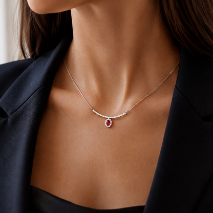 Collana "sorriso" pendente con rubino ct 0,57 e diamanti ct 0,52 in oro bianco 18kt (750)