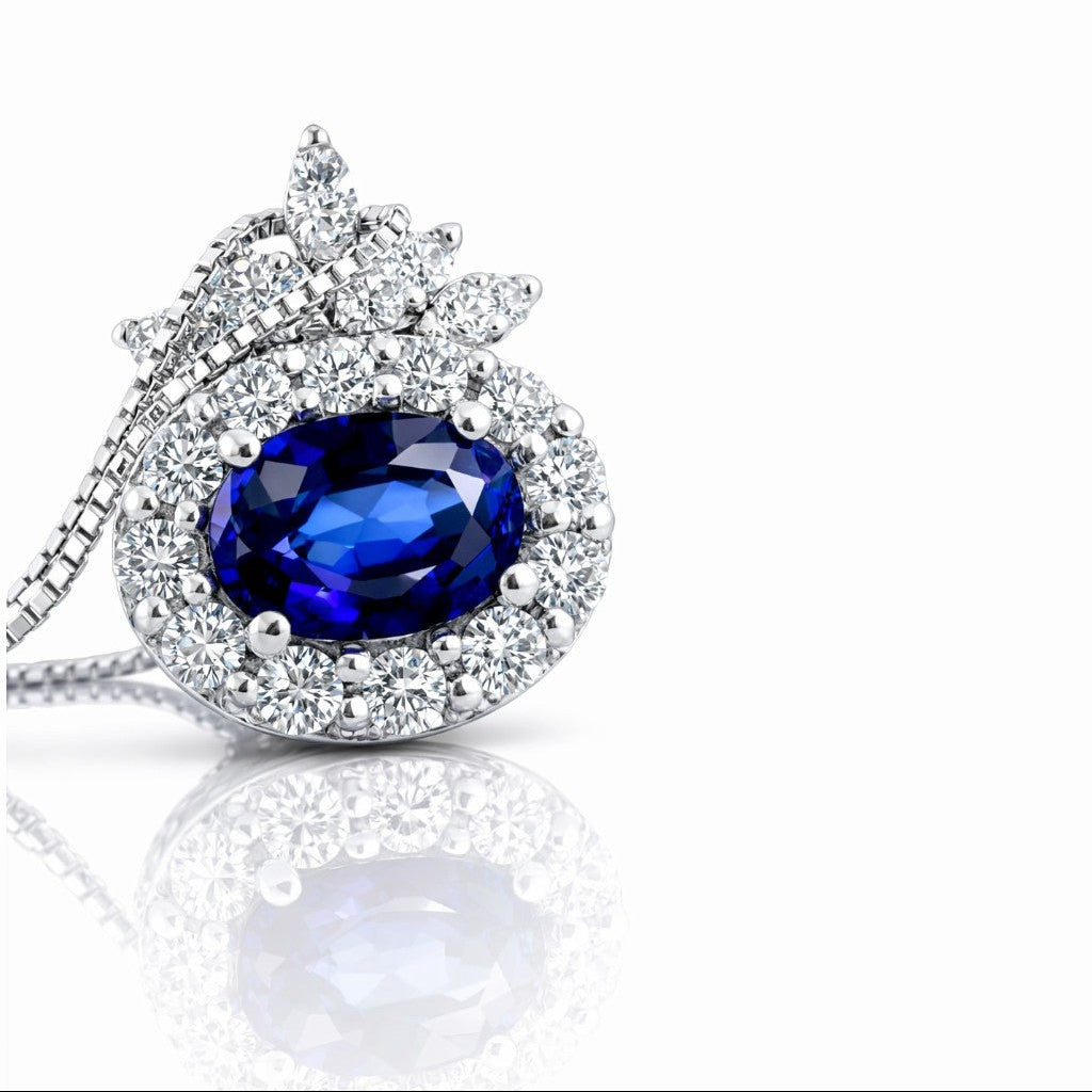Collana con pendente zaffiro blu ct 0,62 e diamanti bianchi ct 0,34 in oro bianco 18kt (750)