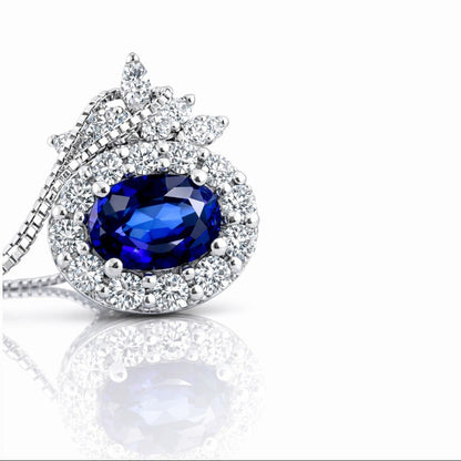 Collana con pendente zaffiro blu ct 0,62 e diamanti bianchi ct 0,34 in oro bianco 18kt (750)