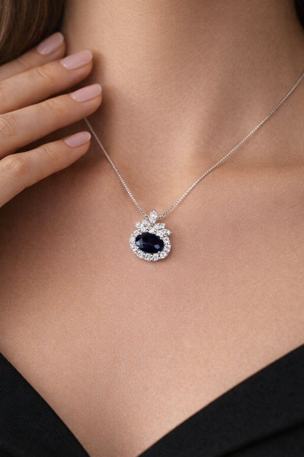 Collana con pendente zaffiro blu ct 0,62 e diamanti bianchi ct 0,34 in oro bianco 18kt (750)