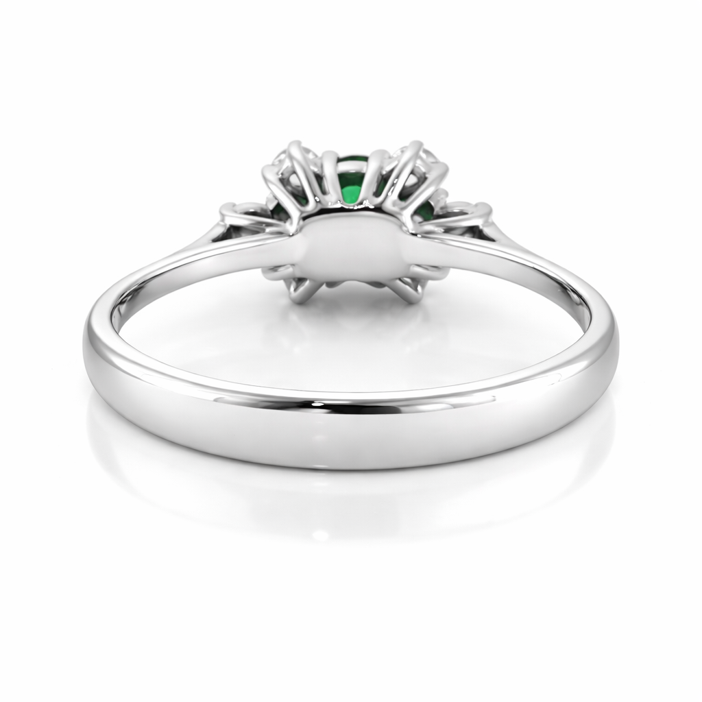 Anello con smeraldo ovale centrale ct 0,45 e diamanti ct 0,32 in oro bianco 18kt (750)