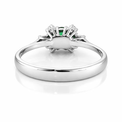 Anello con smeraldo ovale centrale ct 0,45 e diamanti ct 0,32 in oro bianco 18kt (750)