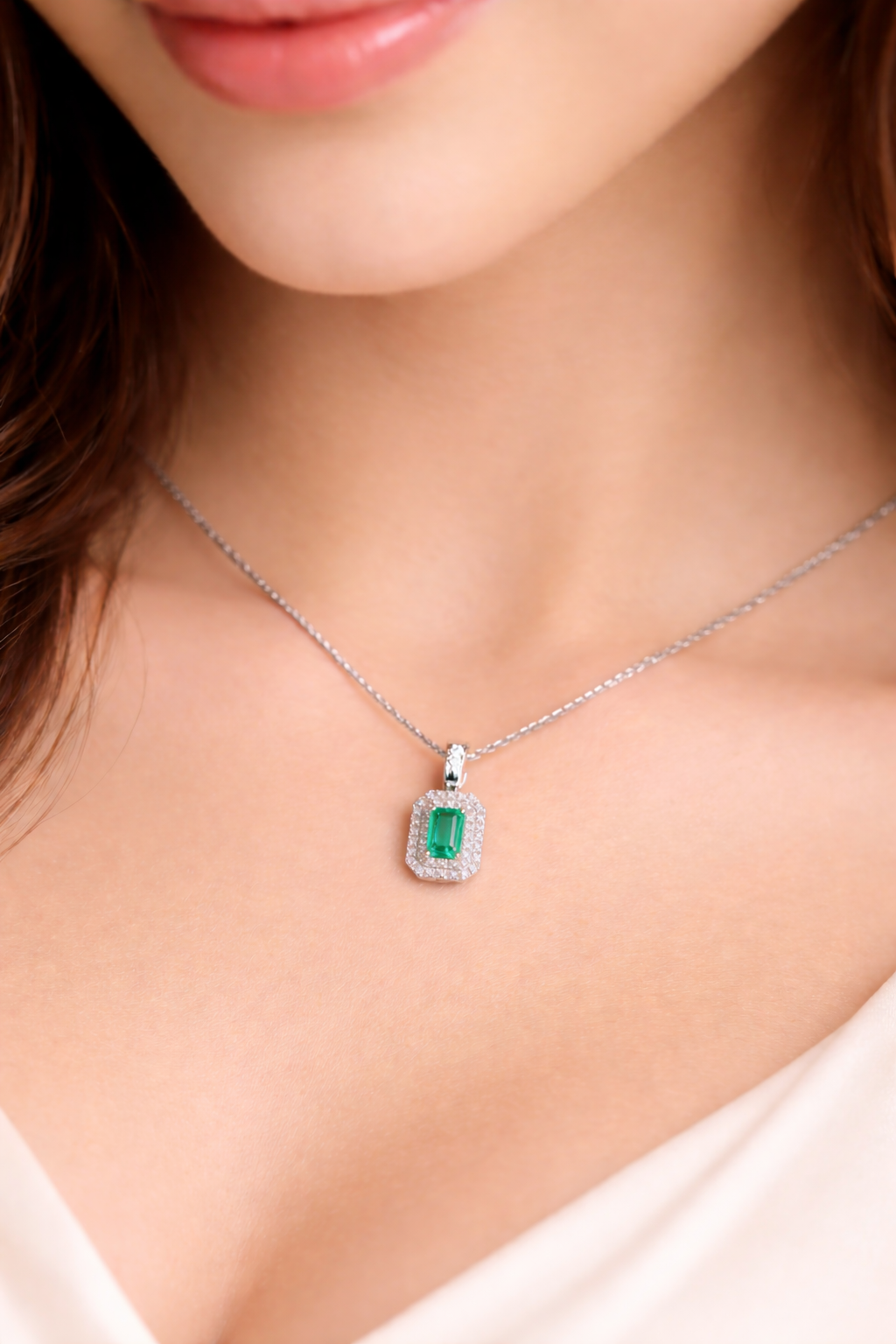 Collana pendente ottagonale con Diamanti 0,40 ct e Smeraldo 0,70 ct in oro bianco 18kt (750)